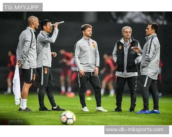 《拆卡足球星:揭开球员卡片背后的秘密,打造你的足球梦之队》 《拆卡足球星:揭开球员卡片背后的秘密,打造你的足球梦之队》