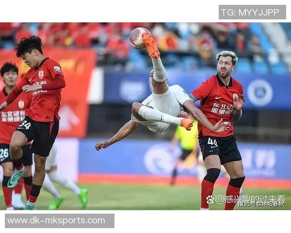 球星炫技盘带突破展现足球过人艺术与速度力量结合魅力 球星炫技盘带突破展现足球过人艺术与速度力量结合魅力